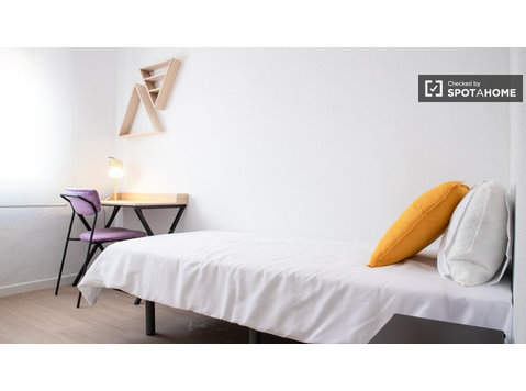 Madrid, Zofío'da 3 yatak odalı dairede kiralık oda - Kiralık
