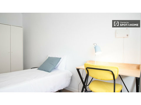 Room for rent in 3-bedroom apartment in Zofío, Madrid - Til Leie