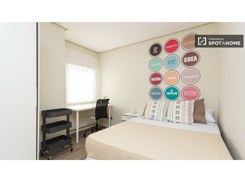 Zimmer zu vermieten in 4-Bett-Wohnung in Cuatro Caminos,… - Zu Vermieten