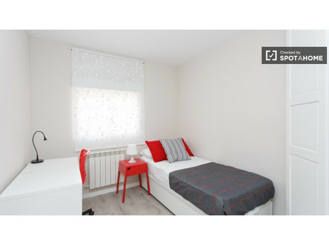 Room for rent in 4-bed apartment in Cuatro Caminos, Madrid - De inchiriat