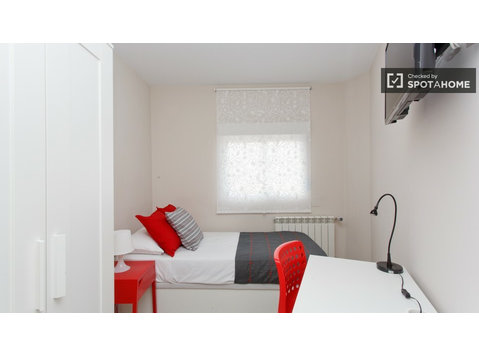Quarto para alugar em apartamento de 4-cama em Cuatro… - Aluguel