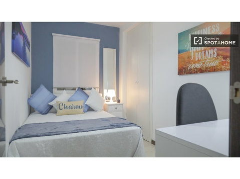 Room for rent in 4-bedroom apartment in Alcalá De Henares - De inchiriat