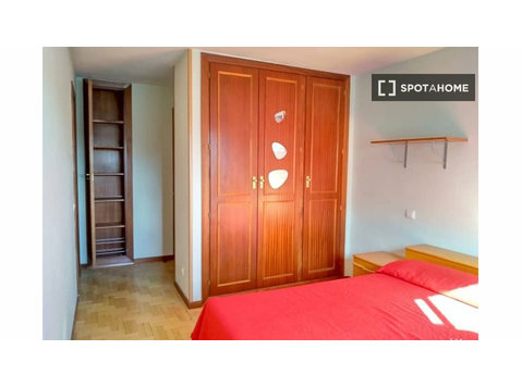 Arganzuela, Madrid'de 4 yatak odalı dairede kiralık oda - Kiralık