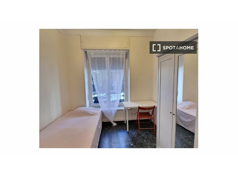Argüelles, Madrid'de 4 yatak odalı dairede kiralık oda - Kiralık