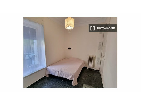 Argüelles, Madrid'de 4 yatak odalı dairede kiralık oda - Kiralık