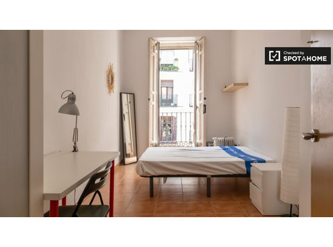 Pokój do wynajęcia w 4-pokojowym mieszkaniu w Centro, Madryt - Do wynajęcia