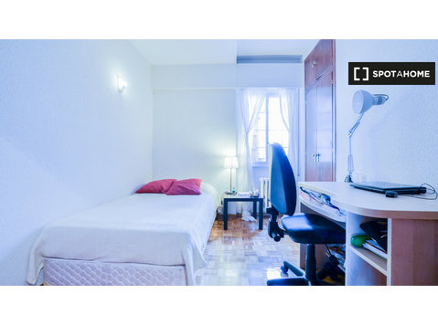 Chamartín'de 4 yatak odalı dairede kiralık oda - Kiralık