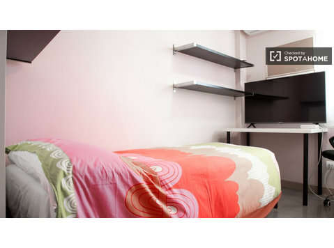Room for rent in 4-bedroom apartment in El Pilar, Madrid - เพื่อให้เช่า