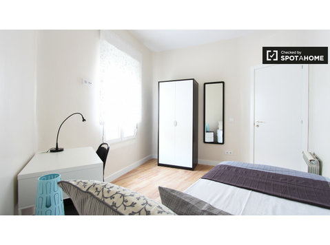 Room for rent in 4-bedroom apartment in Embajadores, Madrid - 空室あり