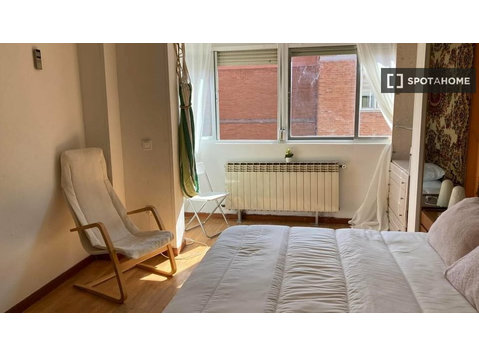 Zimmer zu vermieten in einer 4-Zimmer-Wohnung in Entrevías,… - Zu Vermieten