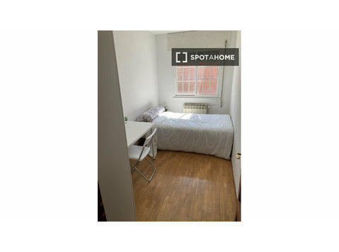 Aluga-se quarto em apartamento de 4 quartos em Entrevías,… - Aluguel