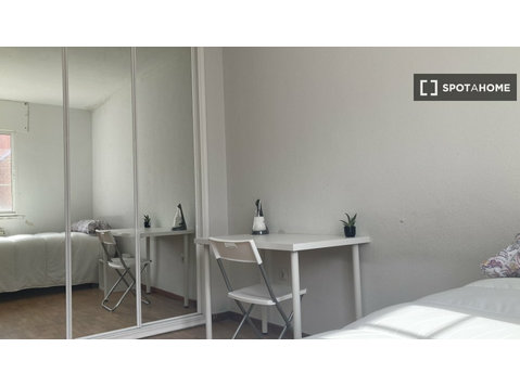 Room for rent in 4-bedroom apartment in Entrevías, Madrid - Til Leie