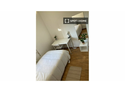 Entrevías, Madrid'de 4 yatak odalı dairede kiralık oda - Kiralık