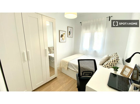 Room for rent in 4-bedroom apartment in Getafe, Madrid - K pronájmu