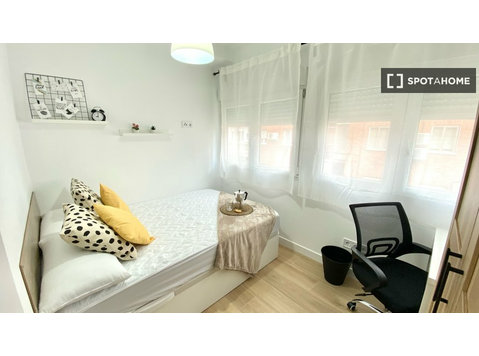 Getafe, Madrid'teki 4 yatak odalı dairedeki kira odası - Kiralık