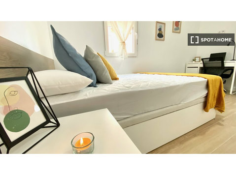 Room for rent in 4-bedroom apartment in Getafe, Madrid - Izīrē