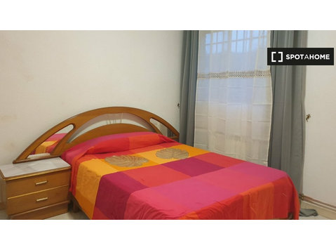 Room for rent in 4-bedroom apartment in Getafe, Madrid - For Rent