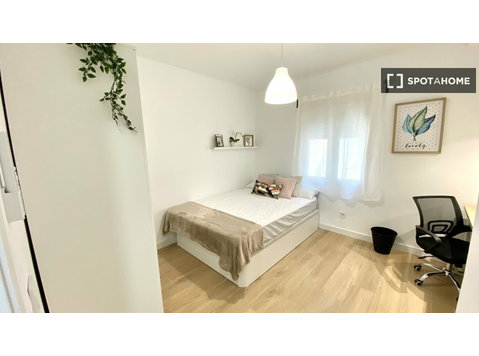 Se alquila habitación en apartamento de 4 dormitorios en… - Alquiler