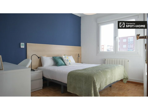 Room for rent in 4-bedroom apartment in La Paz, Madrid - Kiralık