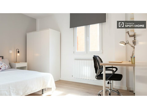 Latina, Madrid'de 4 yatak odalı dairede kiralık oda - Kiralık