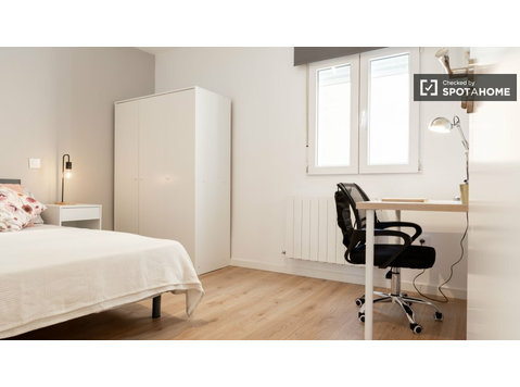Aluga-se quarto em apartamento de 4 quartos em Latina,… - Aluguel