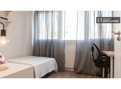 Latina, Madrid'de 4 yatak odalı dairede kiralık oda - Kiralık