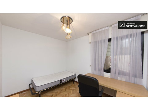 Quarto para alugar em apartamento de 4 quartos em Leganés,… - Aluguel