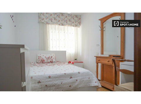 Room for rent in 4-bedroom apartment in Madrid - Annan üürile