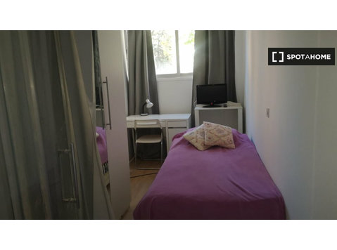 Pokój do wynajęcia w mieszkaniu z 4 sypialniami w Madrycie - Do wynajęcia