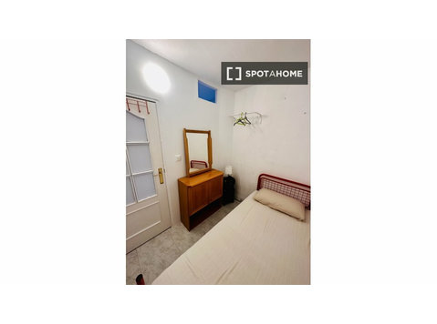 Zimmer zu vermieten in 4-Zimmer-Wohnung in Madrid - Zu Vermieten