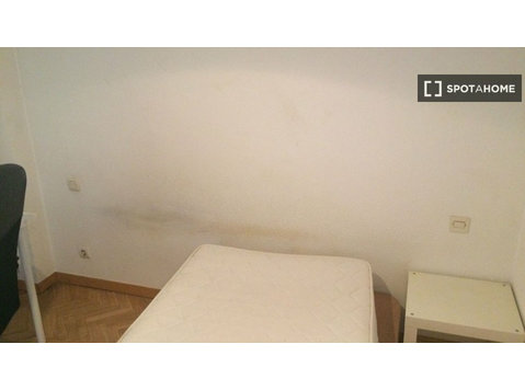 Zimmer zu vermieten in 4-Zimmer-Wohnung in Madrid - Zu Vermieten