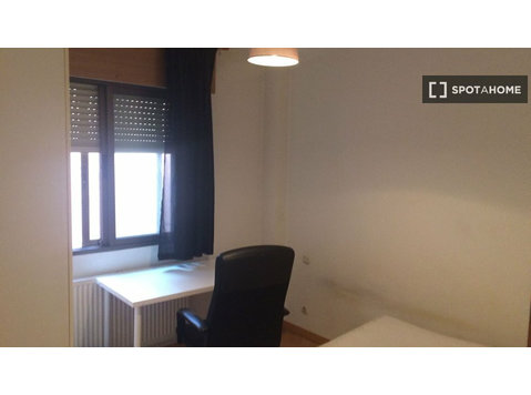 Room for rent in 4-bedroom apartment in Madrid - 出租
