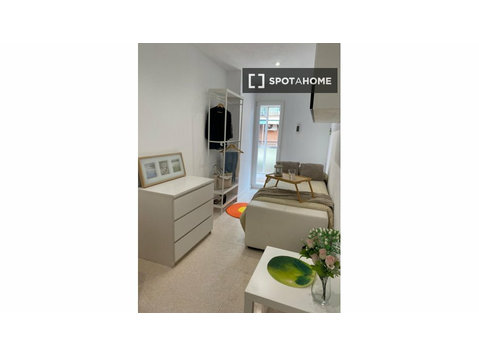 Room for rent in 4-bedroom apartment in Madrid - Izīrē