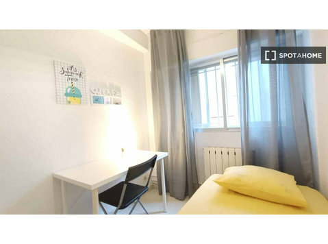 Quarto para alugar em apartamento de 4 quartos em Madrid - Aluguel