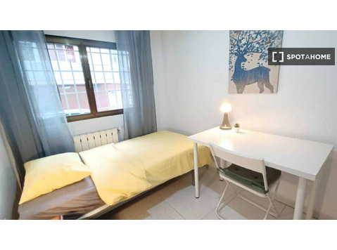 Room for rent in 4-bedroom apartment in Madrid - Kiadó