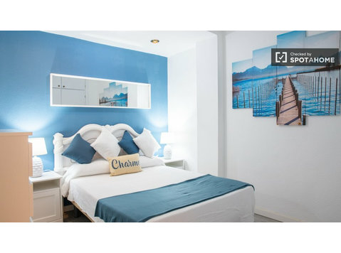 Room for rent in 4-bedroom apartment in Madrid - เพื่อให้เช่า