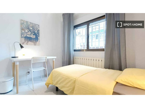 Madrid 4 yatak odalı dairede kiralık oda - Kiralık