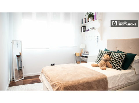 Chambre à louer dans un appartement de 4 chambres à Madrid - À louer
