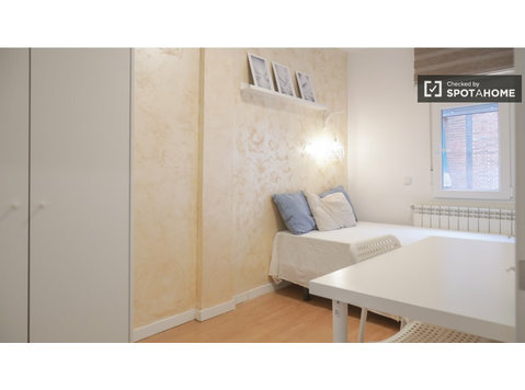 Chambre à louer dans un appartement de 4 chambres à Madrid - À louer