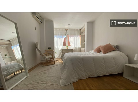 Zimmer zu vermieten in 4-Zimmer-Wohnung in Madrid - Zu Vermieten