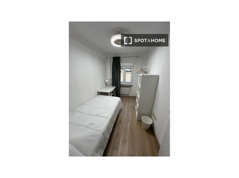 Zimmer zu vermieten in 4-Zimmer-Wohnung in Madrid - Zu Vermieten