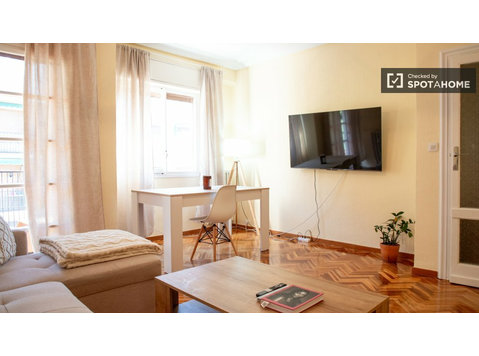 Chambre à louer dans un appartement de 4 chambres à Madrid,… - À louer