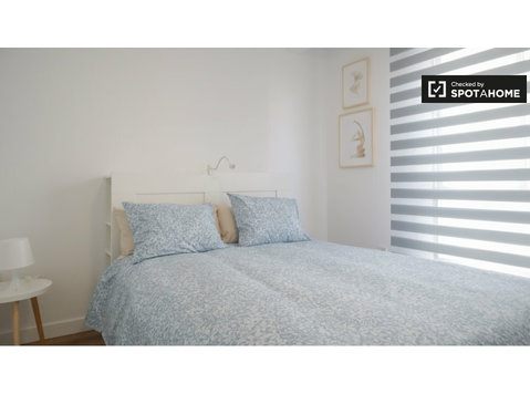 Stanza in affitto in appartamento con 4 camere da letto a… - In Affitto