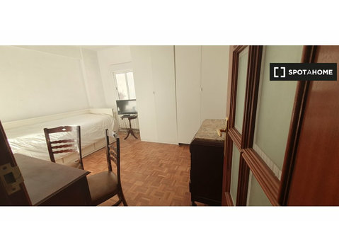 Room for rent in 4-bedroom apartment in Madrid - Til Leie