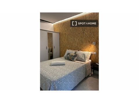 Madrid, Malasaña'da 4 yatak odalı dairede kiralık oda - Kiralık