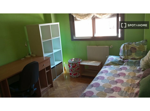 Room for rent in 4-bedroom apartment in Portazgo, Madrid - Til Leie