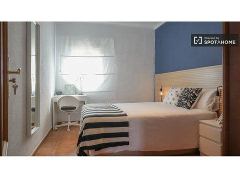 Stanza in affitto in appartamento con 4 camere da letto a… - In Affitto