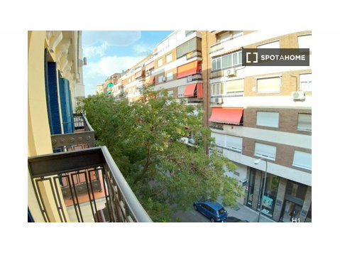 Quarto para alugar em apartamento de 4 quartos em Ríos… - Aluguel