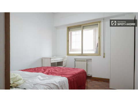 Pokój do wynajęcia w 4-pokojowym mieszkaniu w Simancas w… - Do wynajęcia