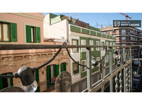 Pokój do wynajęcia w 4-pokojowym mieszkaniu w Tetuán, Madryt - Do wynajęcia